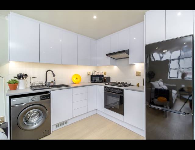 1 BEDROOM APARTMENT TO LET IN GARDENS
